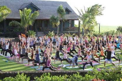 Sesión de yoga en el resort Lumeria de Maui.