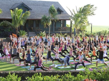 Sesión de yoga en el resort Lumeria de Maui.