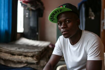 Mathias Gwaimani, de 22 años, zimbabuense. “Soy huérfano y la familia que me acogió me abandonó, me dijo que me fuera”, explica vestido de blanco impoluto y una gorra de lado delante del colchón que ocupa cada noche. Ahora, con 22 años trabaja regularmente y acude a la Universidad de Johannesburgo, donde espera diplomarse de Gestión de Recursos Humanos en 2016.