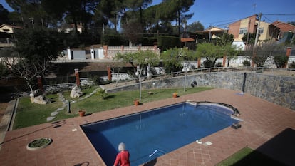 Carmen Urbano limpiando su piscina