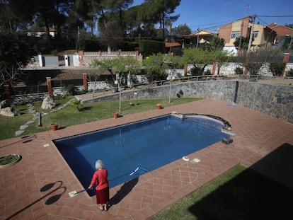 Carmen Urbano limpiando su piscina