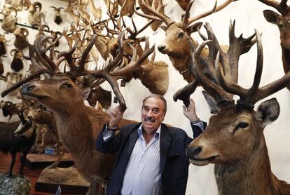 El cazador y empresario Marcial Gómez Sequeira posa con su colección de cérvidos.