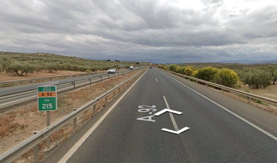 Cuatro fallecidos y un herido grave tras la salida de vía de un turismo en un pueblo de Granada