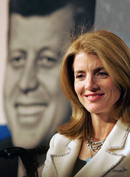 Caroline Kennedy junto a una fotografía de su padre, John F. Kennedy