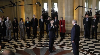 El socialdemócrata Elio di Rupo toma posesión como primer ministro de Bélgica el 6 de diciembre de 2011, tras 541 días sin Gobierno.