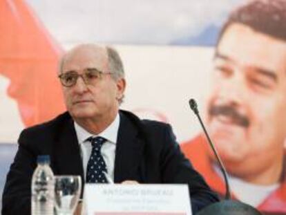 El presidente de Repsol, Antonio Brufau, habla este 14 de febrero de 2014 durante una rueda de prensa tras la firma de los convenios entre Repsol y PDVSA en Caracas (Venezuela).