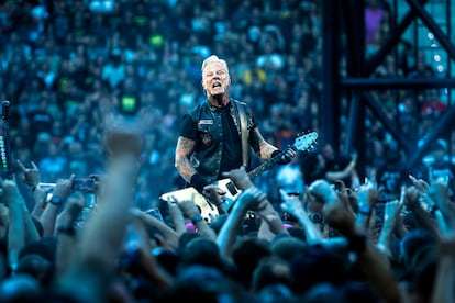 James Hetfield, casi a la altura del pblico, anoche en el concierto de Metallica en el estadio Metropolitano de Madrid.