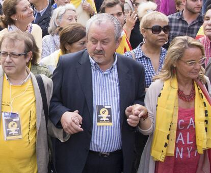 Pere Pug&egrave;s, al centre, en la Via Catalana.