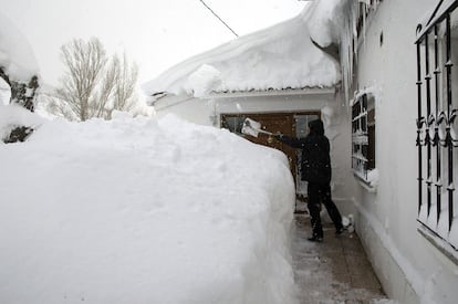 En León, otra de las provincias que ha visitado el temporal y donde la Delegación de la Junta ha decidido mantener el Plancal (plan de protección civil) en el nivel 1, la UME rescató anoche a una docena de personas en Leitariegos (León). En la imagen, un vecino en Porquera de Santullán (Palencia) retira la nieve de una vivienda.