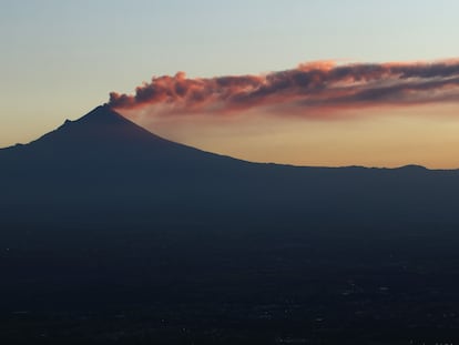 Una larga fumarola de ceniza se dirige hacia el sur desde el volcán Popocatépetl, el 16 de noviembre de 2023.