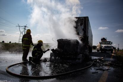 Bomberos apagan un tráiler quemado sobre la carretera 54 el Zacatecas.