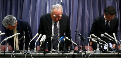 En el centro, el presidente de Suzuki, Osamu Suzuki, acompañado, a su derecha, del vicepresidente ejecutivo, Osamu Honda, y a su izquierda, del director de operaciones de la compañía, Toshihiro Suzuki, en una rueda de prensa en la que reconocieron que la compañía había falseado los datos de emisiones contaminantes de sus automóviles.