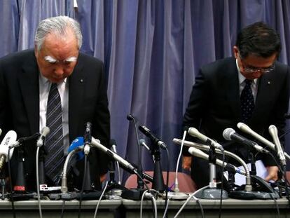 En el centro, el presidente de Suzuki, Osamu Suzuki, acompa&ntilde;ado, a su derecha, del vicepresidente ejecutivo, Osamu Honda, y a su izquierda, del director de operaciones de la compa&ntilde;&iacute;a, Toshihiro Suzuki, en una rueda de prensa en la que reconocieron que la compa&ntilde;&iacute;a hab&iacute;a falseado los datos de emisiones contaminantes de sus autom&oacute;viles.