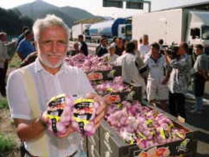 (GI.-100) 29.08.00 - La Jonquera Girona. -Unos 50 agricultores franceses registran desde primeras horas de esta mañana todos los camiones que atraviesan la frontera de La Junquera y en el caso que lleven ajos españoles les vacían la carga, lo que está oca