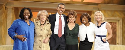 De izquierda a derecha, Whoopie Goldberg, Barbara Walters, Barak Obama, Joy Behar, Sherri Shepherd y Elisabeth Hasselbeck, en <i>The View</i>.