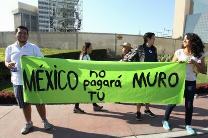 Una pareja lleva una pancarta durante la marcha.