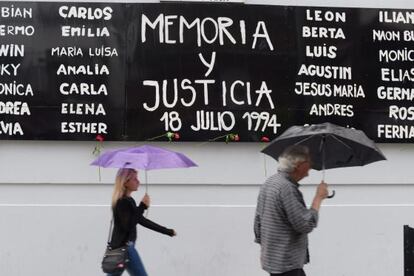 Transeúntes caminan frente a la sede de la AMIA, este lunes.