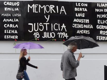 Transeúntes caminan frente a la sede de la AMIA, este lunes.