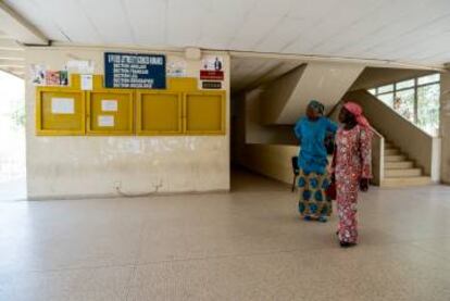 Arriba, centro y abajo: Diversas escenas en la Universidad Gaston Berger de Saint Louise, en Senegal. Más de 150.000 alumnos se matricularon en el curso de 2016.