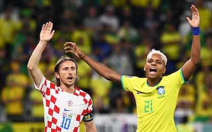 Luka Modric (izquierda) y Rodrygo Goes (derecha) protestando una acción al árbitro en el partido de cuartos de final del Mundial de Qatar entre Croacia y Brasil. 