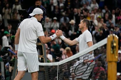 El estadounidense John Isner saludo al británico Andy Murray después de derrotarlo, el miércoles 28 de junio.