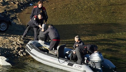 Mossos d'Esquadra en el pantano de Susqueda en la práctica de una prueba de la investigación.