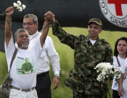 El sargento Moncayo, de la mano de su padre, Gustavo Moncayo, a su llegada a Florencia.