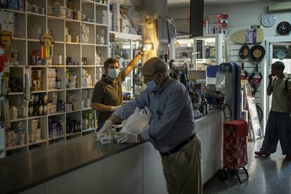 Interior del comercio La casa de las planchas, en Sevilla, durante el primer día de la entrada en vigor de la fase 0 de desconfinamiento.