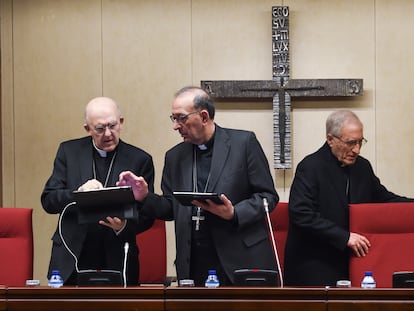 De izquierda a derecha: el cardenal arzobispo de Madrid, Carlos Osoro; el presidente de la Conferencia Episcopal Española, Juan José Omella; y el cardenal Antonio María Rouco Varela, este lunes durante la sesión inaugural de la plenaria de los obispos españoles.