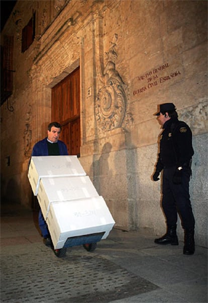 Dos funcionarios han sido los encargados, finalmente, de trasladar las 500 cajas con los documentos desde el Archivo de la Guardia Civil hasta las furgonetas que esperaban fuera de la zona peatonal. Con sus carritos, han tardado poco más de una hora en sacar las cajas que reclama la Generalitat catalana como suyas.