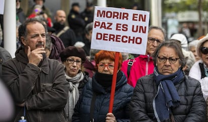 Manifestación a las puertas de los juzgados de plaza de Castilla, en Madrid, en favor de la despenalización de la eutanasia.