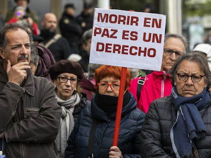 Manifestación a las puertas de los juzgados de plaza de Castilla, en Madrid, en favor de la despenalización de la eutanasia.