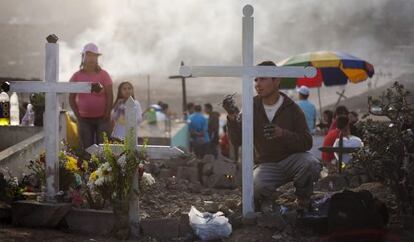 Un hombre durante el Día de Muertos en un cementerio de Lima,