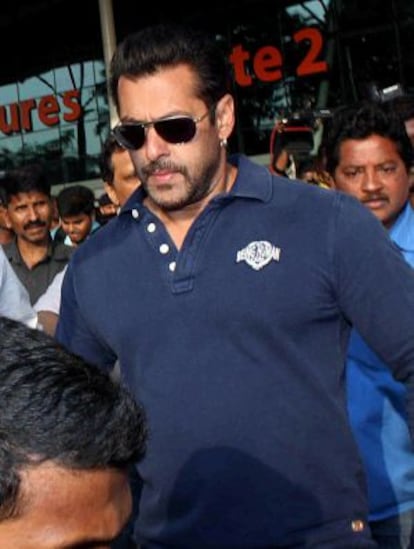 Salman Khan, a su llegada este martes al aeropuerto de Bombay.