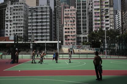 Un grupo de personas juega al baloncesto en Southorn Playground, el 1 de septiembre de 2019. En este mismo lugar, al día siguiente, cientos de personas se reunieron para protestar contra el proyecto de ley de extradición propuesto por la jefa del Gobierno autónomo, Carrie Lam.