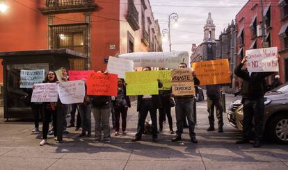 Extrabajadores de Notimex protestan en Palacio Nacional.