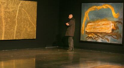 Dos cuadros de la colección de fondos propios del IVAM incluidos en la muestra <i>La línea roja. El arte abstracto español</i>.