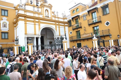 Hermanos y devotos durante la concentración en protesta por la restauración de la Macarena.