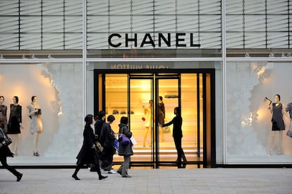 Fachada de una tienda de Chanel en Tokio, Japón.