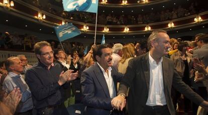 El presidente del PPCV, Alberto Fabra, en el mitin de cierre de campaña junto a Francisco Martínez, exvicepresidente de la Diputación de Castellón.