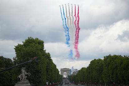 Aviones de la patrulla acrobática del Ejército del Aire francés trazan la bandera francesa sobre los Campos Elíseos de París.