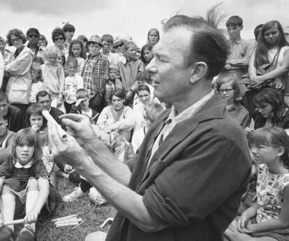 Pete Seeger enseña musica el Día del niño, 20 de julio de 1966, en el Festival folk de Newport.