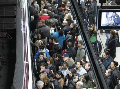 Passengers swarm around a Metro train during strikes on the Madrid network.