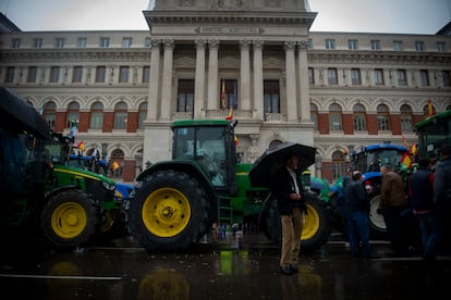 Tractores frente al Ministerio de Agricultura, este jueves en Madrid.