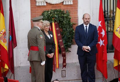 El presidente en funciones de la Comunidad, Pedro Rollán (a la derecha), junto a la alcaldesa de Madrid, Manuela Carmena, después de depositar una corona de laurel por los que dieron su vida por España.