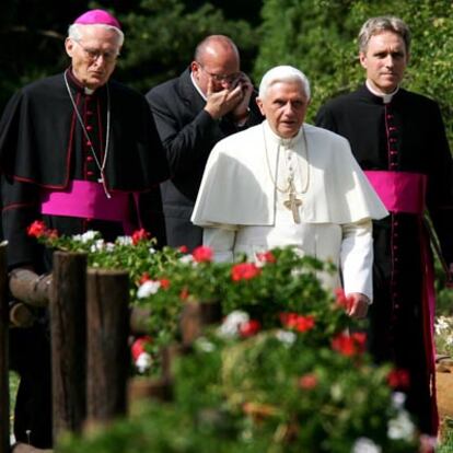 El papa Benedicto XVI antes de ires a su residencia de verano en Castel Gandolfo.