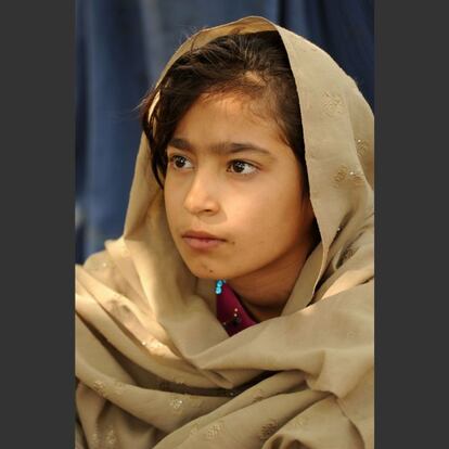 Mazar e Sharif, Afganistán 2011. Esta mirada la capturé paseando por un bullicioso mercado en Mazar e Sharif. A pesar del ruido y del frenético movimiento de comerciantes y clientela, esta niña parecía estar ajena a lo que ocurría su alrededor.  