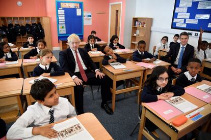 Johnson asiste a una clase de historia para niños de seis años durante su visita a una escuela de educación primaria en Londres, en septiembre de este año. El político asistió de niño al elitista colegio privado de Eton y más tarde estudió en la Universidad de Oxford.