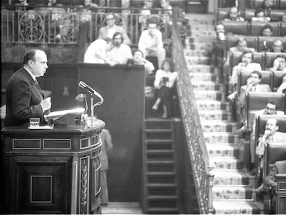 El líder de la oposición, Manuel Fraga, en su discurso en el debate sobre el estado de la nación, mientras el presidente del Gobierno, Felipe González, lo atendía, el 20 de septiembre de 1983.