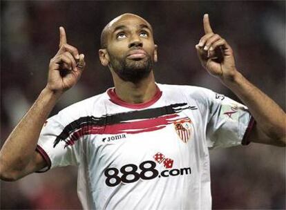 Kanouté festeja un gol